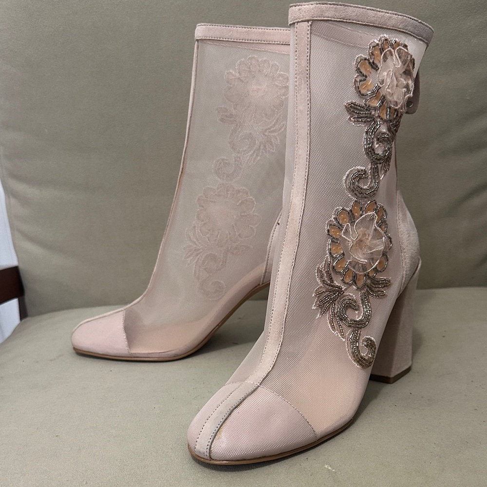 NWOT Avec Les Filles Floral Embroidered Mesh Heeled Boots - Cream